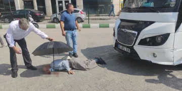 Bursa’da minibüsün çarptığı yaşlı adam ağır yaralandı