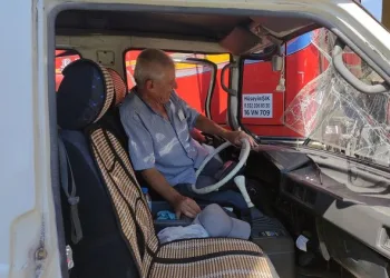 Kazada sıkıştığı araçta kurtarılmayı bekledi