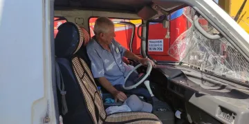 Kazada sıkıştığı araçta kurtarılmayı bekledi