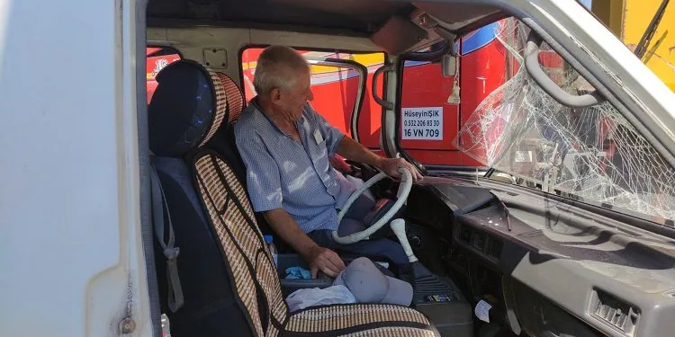 Kazada sıkıştığı araçta kurtarılmayı bekledi