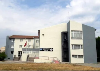 Tadilat bitmeyince Bursa’da yüzlerce öğrenci ortada kaldı