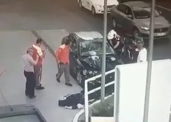 Polisten kaçarken servis bekleyen kadına çarptılar