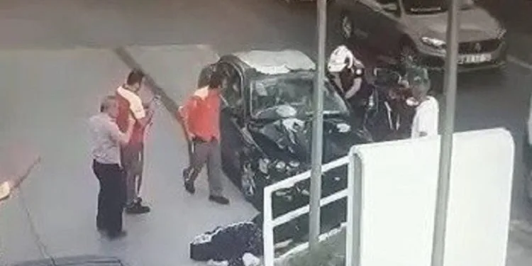 Polisten kaçarken servis bekleyen kadına çarptılar