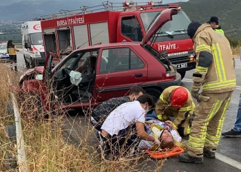 Bursa’da otomobil hafriyat kamyonuyla çarpıştı