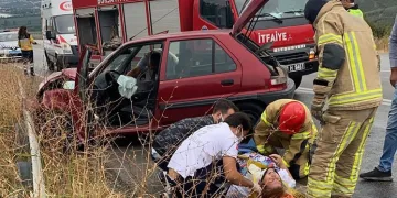 Bursa’da otomobil hafriyat kamyonuyla çarpıştı