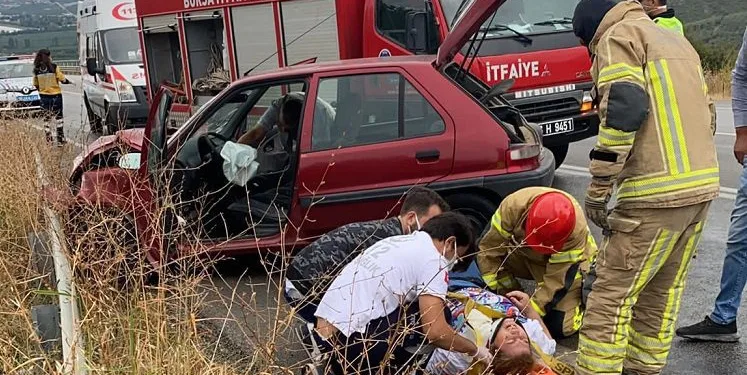 Bursa’da otomobil hafriyat kamyonuyla çarpıştı