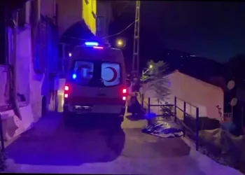 Kontrole gittikleri evde hırsızlar tarafından bıçaklandılar
