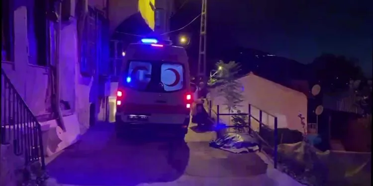 Kontrole gittikleri evde hırsızlar tarafından bıçaklandılar