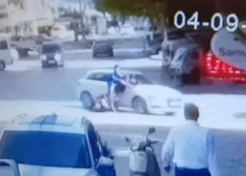Elektrikli bisikletle otomobil çarpıştı: 2 yaralı