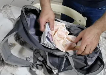 Bursa’da dükkanında içi para dolu çanta buldu