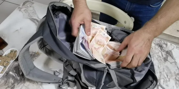 Bursa’da dükkanında içi para dolu çanta buldu