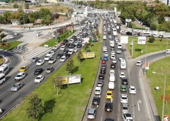 Okulların açılmasıyla Bursa’da trafik kilitlendi