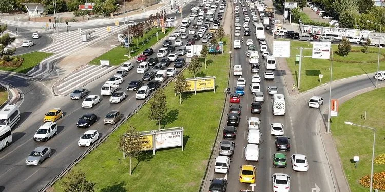 Okulların açılmasıyla Bursa’da trafik kilitlendi