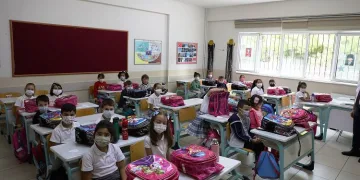 İlkokula başlayan öğrencilere Gemlik Belediyesi’nden kırtasiye seti