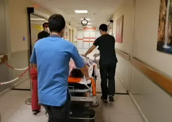 Bursa’da kayalıklara çarpan genç yaşam mücadelesi veriyor