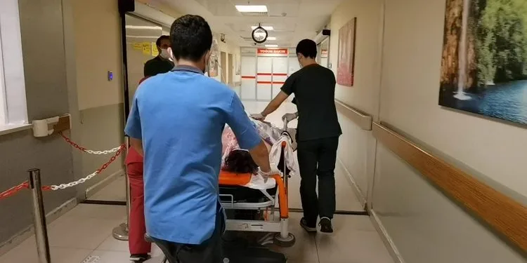 Bursa’da kayalıklara çarpan genç yaşam mücadelesi veriyor