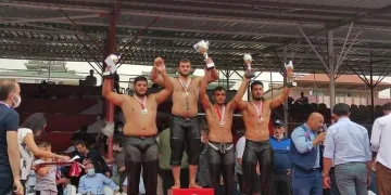 Bursa Mustafakemalpaşalı genç pehlivan madalya ile döndü