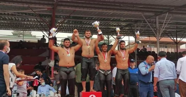 Bursa Mustafakemalpaşalı genç pehlivan madalya ile döndü