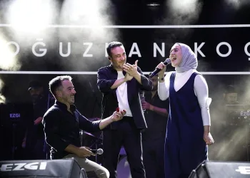 Bursa’da Oğuzhan Koç konserinde sürpriz evlilik teklifi