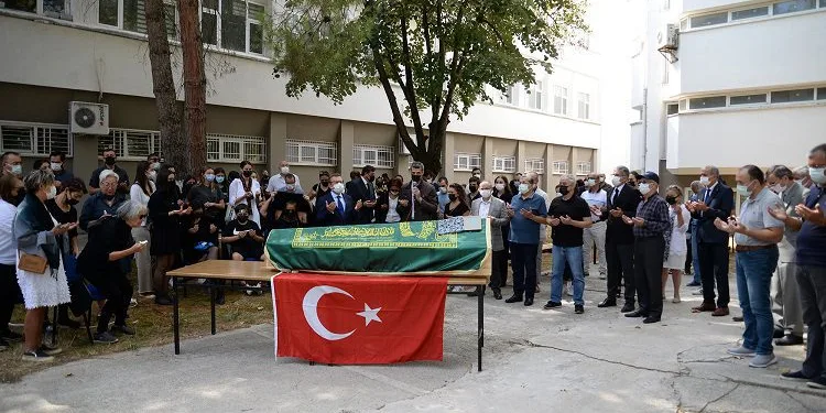 Son yolculuğuna fakültede düzenlenen törenle uğurlandı