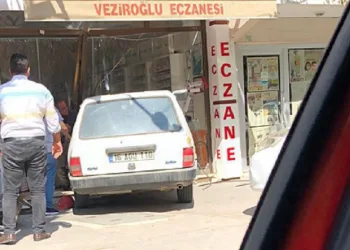 Bursa’da akrabasına kızıp aracıyla eczaneye daldı
