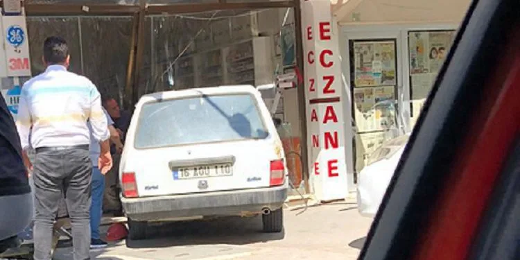 Bursa’da akrabasına kızıp aracıyla eczaneye daldı