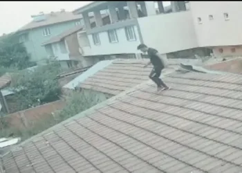Bursa’da çatıdan girip akrabasının karısını darp etti