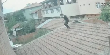 Bursa’da çatıdan girip akrabasının karısını darp etti