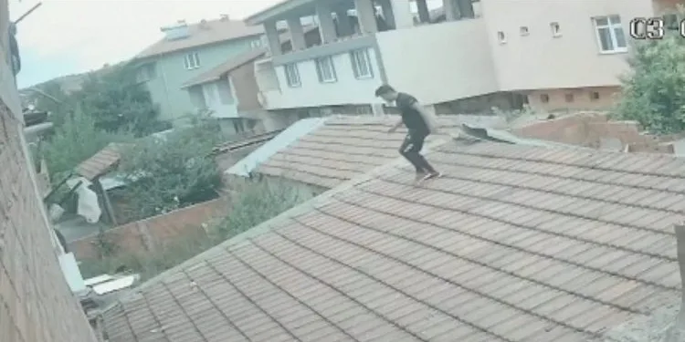 Bursa’da çatıdan girip akrabasının karısını darp etti