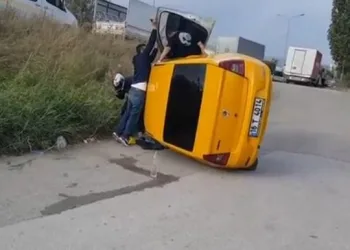 Bursa’da kamyonun sıkıştırdığı taksi takla attı
