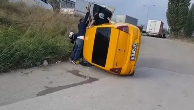 Bursa’da kamyonun sıkıştırdığı taksi takla attı