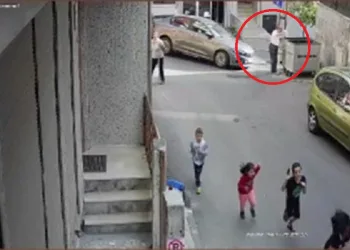 Çöp atarken dehşeti yaşadı