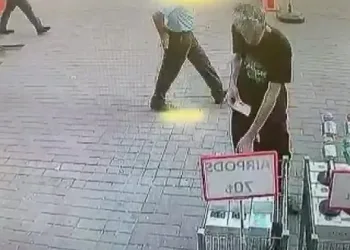 Gözüne kestirdi, müşteri gibi inceleyip 2 tane birden çaldı
