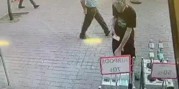 Gözüne kestirdi, müşteri gibi inceleyip 2 tane birden çaldı