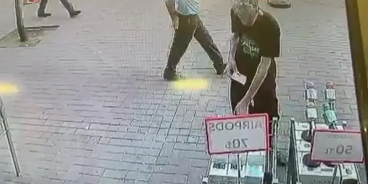 Gözüne kestirdi, müşteri gibi inceleyip 2 tane birden çaldı