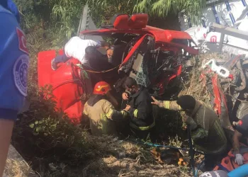 Bursa’da kontrolden çıkan TIR dereye uçtu