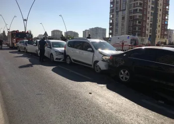 Zincirleme kazada 10 araç birbirine girdi