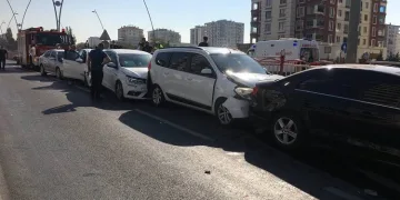 Zincirleme kazada 10 araç birbirine girdi