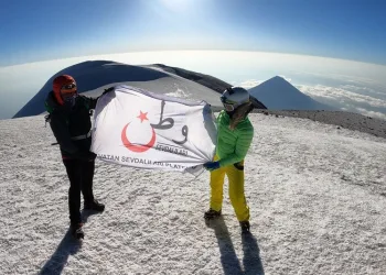 Bursalı gençler “Uyuşturucuya hayır” demek için Ağrı Dağı’na tırmandı