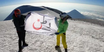 Bursalı gençler “Uyuşturucuya hayır” demek için Ağrı Dağı’na tırmandı