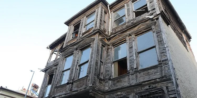 Girit sokağında tarihi konak kamulaştırıldı