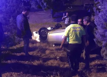 Yuvarlanan araçtaki sürücüyü vatandaşlar kurtardı