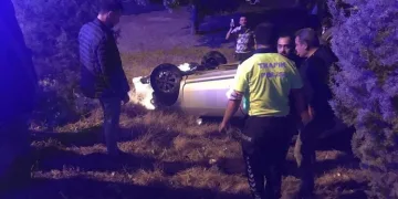 Yuvarlanan araçtaki sürücüyü vatandaşlar kurtardı