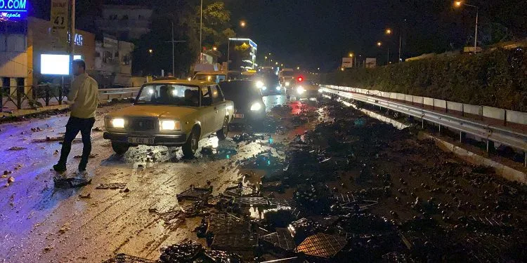 Bursa’da otomobil ile incir yüklü kamyonet çarpıştı