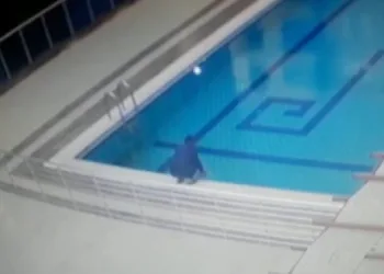 Bursa’da havuzda çırpınırken görünce yardımına koştu