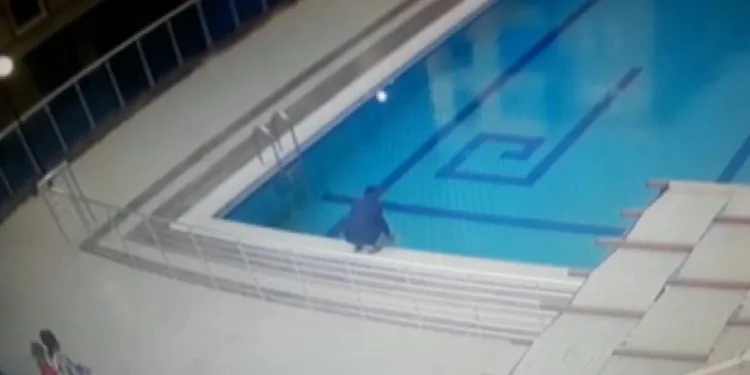 Bursa’da havuzda çırpınırken görünce yardımına koştu