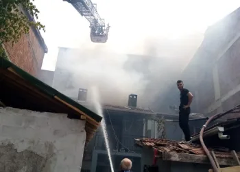 Bursa’da salça yaparken apartmanda yangın çıktı