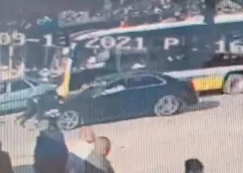 Bursa’da otomobilin çarptığı genç yaralandı
