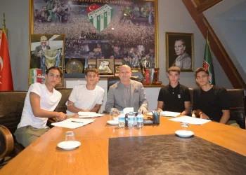 Bursaspor Kulübü, 4 altyapı futbolcusuna profesyonel imza attırdı
