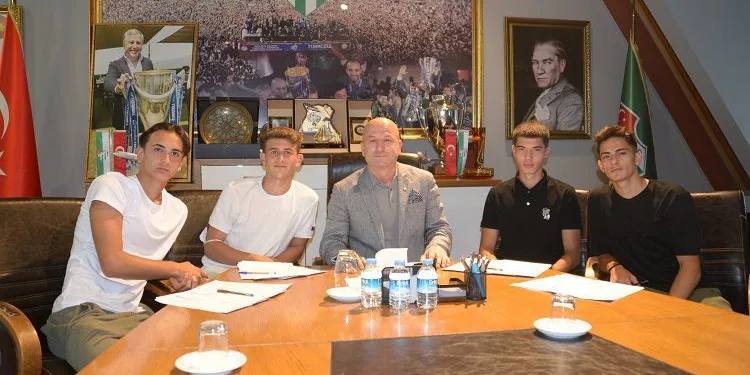 Bursaspor Kulübü, 4 altyapı futbolcusuna profesyonel imza attırdı